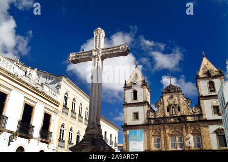 Kreuz, José Anchieta Square, Pelourinho, São Francisco Kirche, Salvador, Bahia, Brasilien Stockfoto