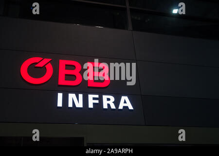 Wien, Österreich - 30. OKTOBER 2019: OBB Infra Logo vor ihrem Büro in Wien Hauptbahnhof. Auch als OBB Infrstrukture, es ist die Österreichische Stockfoto