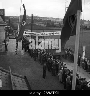 Die Menschen auf den Straßen zujubeln, Führer und Kanzler Adolf Hitler, die in der Stadt Asch im Sudetenland Grafschaft, Deutschland 1930. Stockfoto