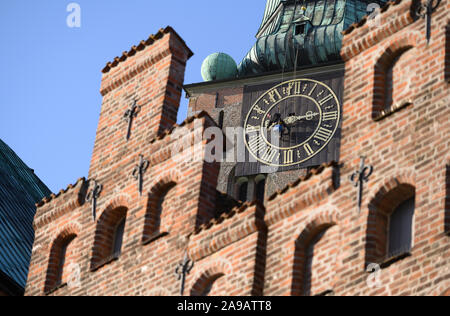 14 November 2019, Schleswig-Holstein, Lübeck: Kirchturm Kletterer Henrik Meger legt die zweite renoviert Hand der Turmuhr auf der Ostseite zu das Uhrwerk der Jakobikirche in Lübeck. Eine der Hände hatte im Frühjahr dieses Jahres gefallen und gefallen 60 Meter in die Tiefe. Um auf der sicheren Seite zu sein, alle Hände wurden entfernt und die Anker wurden überprüft und geändert. Foto: Rainer Jensen/dpa Stockfoto