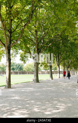 Rennes, Ile-et-Vilaine / Frankreich - 26. August 2019: Leute für einen gemütlichen Spaziergang im Park Stockfoto