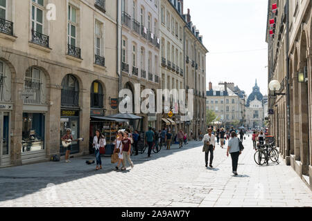 Rennes, Ille-et-Vilaine / Frankreich - 26. August 2019: Das tägliche Leben und Geschäft in der historischen Innenstadt von Renees Stockfoto