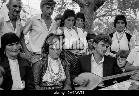 Hochzeitsfeier, JUBANI (?), in der Nähe von Shkodra, Albanien, Sep '91 Stockfoto