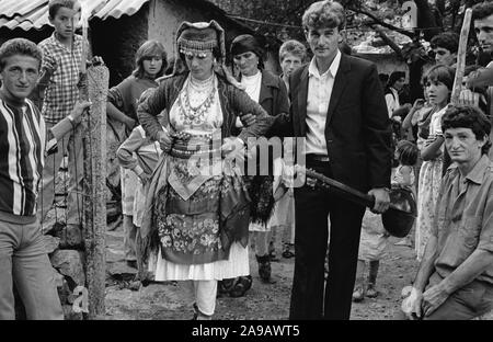 Hochzeitsfeier, JUBANI (?), in der Nähe von Shkodra, Albanien, Sep '91 Stockfoto