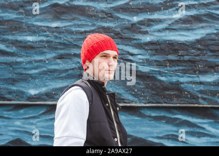 Junge Männer zu Fuß durch die Stadt Stockfoto