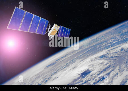 Forschung, sondieren, Überwachung der Hurrikans, die in den Ozean. Satelliten oberhalb der Erde macht Messungen der Wetterparameter. Elemente der Thi Stockfoto