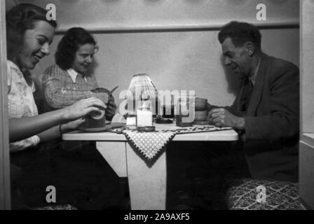 Eine Familie in einigen Kaffee, Deutschland 1940. Stockfoto