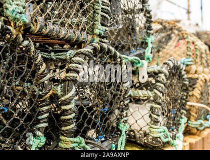 Hummer Töpfe von der Hafenmauer gestapelt Stockfoto