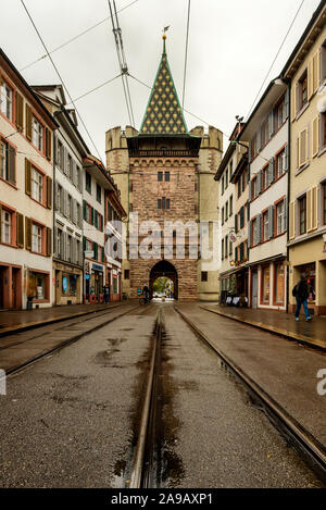 Basel, Schweiz, November 04, 2019. Blick auf Spalentor Spalenvorstadt Tor auf der Straße in Basel, mit historischen Gebäuden und Straßenbahnschienen Stockfoto