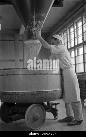 Bäcker in Ihrem täglichen Geschäft an Schlueterbrot Bäckereien in Berlin, Deutschland 1930. Stockfoto