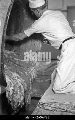 Bäcker in Ihrem täglichen Geschäft an Schlueterbrot Bäckereien in Berlin, Deutschland 1930. Stockfoto