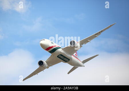 Boeing hat die 787 in der Bangladesh Airlines Bemalung auf der Farnborough International Airshow 2018, Farnborough, Großbritannien Stockfoto