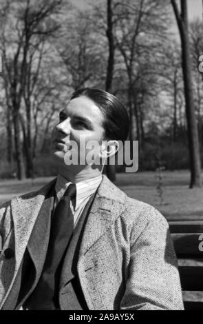 In einer Pause an einem Park in der Nähe der Potsdamer Platz in Berlin, Deutschland 1930. Stockfoto