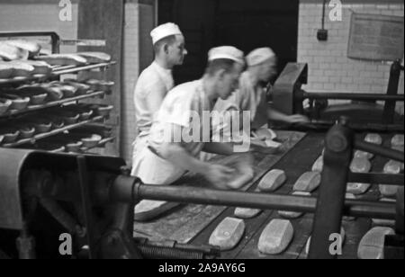 Bäcker in Ihrem täglichen Geschäft an Schlueterbrot Bäckereien in Berlin, Deutschland 1930. Stockfoto