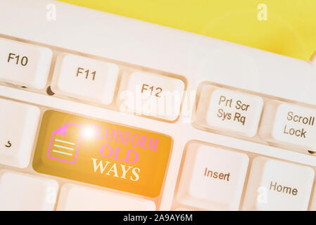 Schreiben Hinweis angezeigt transformieren alte Wege. Business Konzept für Sie mit neuen Methoden Alternativen neue Lösung weiß PC-Tastatur mit Hinweis Papier ersetzen Stockfoto