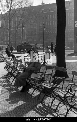In einer Pause an einem Park in der Nähe der Potsdamer Platz in Berlin, Deutschland 1930. Stockfoto