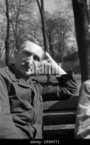 In einer Pause an einem Park in der Nähe der Potsdamer Platz in Berlin, Deutschland 1930. Stockfoto