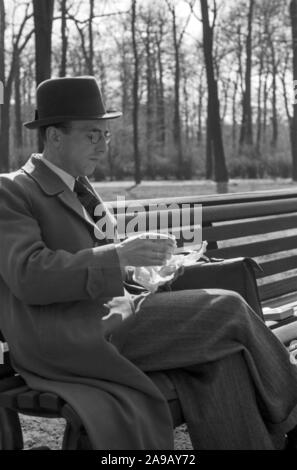 In einer Pause an einem Park in der Nähe der Potsdamer Platz in Berlin, Deutschland 1930. Stockfoto