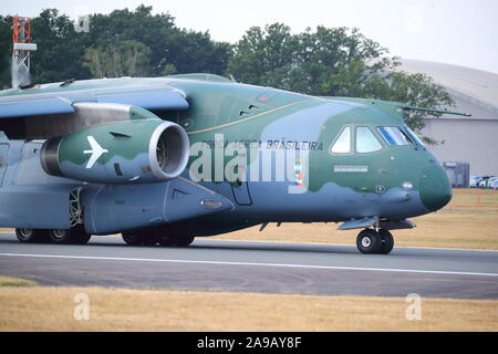 Embrear demonstrierte die Agilität und Handlichkeit der KC-390 Verkehrsmittel Flugzeug auf der Farnborough International Airshow 2018 Stockfoto