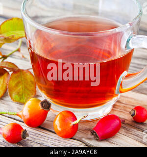 Hagebutte Tee und Glas Schale mit Früchten Stockfoto