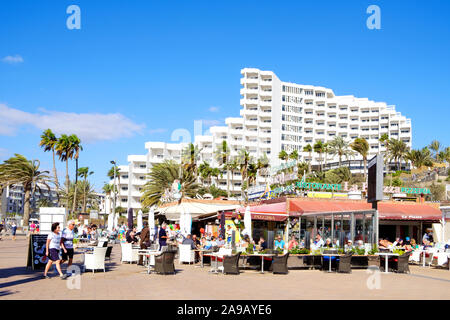 MASPALOMAS, SPANIEN - 23. JANUAR 2019: Urlauber im Restaurant Terrassen von Playa del Ingles, Maspalomas, auf den Kanarischen Inseln, Spanien, einen kleinen Baue Stockfoto