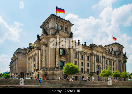 BERLIN, DEUTSCHLAND - 28. MAI 2018: einen seitlichen Blick auf das Reichstagsgebäude in Berlin, Deutschland, vom Paul-Lobe-Alle Street gesehen, mit einigen Besuchern w Stockfoto