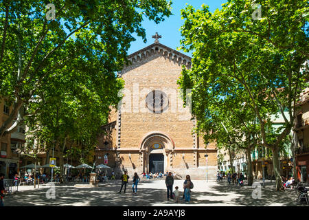 BARCELONA, SPANIEN - 12. MAI 2019: Blick auf den Platz Plaça de la Virreina, im beliebten Stadtteil Gracia in Barcelona, Spanien, Hervorhebung der Fac Stockfoto