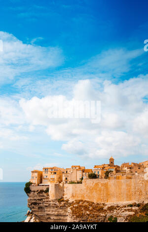 BONIFACIO, Frankreich - 19. SEPTEMBER 2018: Ein Blick auf die Haute Ville, die Altstadt von Bonifacio, Korsika, Frankreich, an der Spitze einer Landzunge nex gebaut Stockfoto