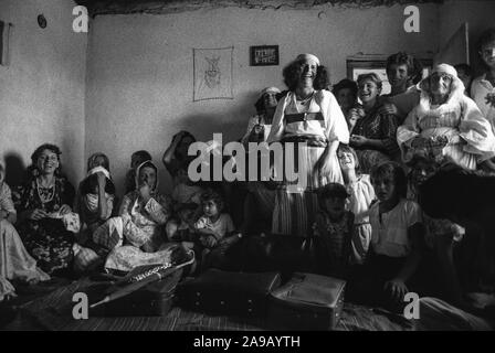 Jubani, Albanien. 1992. Diskussion von Familien vor einer Hochzeit. Stockfoto