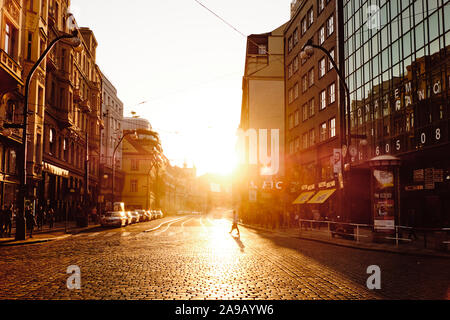 Prag, tschechische Republik - Oktober 13, 2018: Ein Blick auf die Narodni Avenue, einer der wichtigsten Straßen in Prag, Tschechische Republik, bei Sonnenuntergang Stockfoto