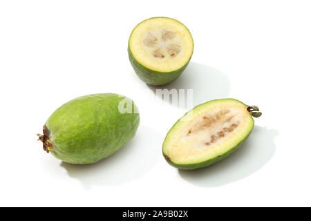 Feijoa Obst auf weißem Hintergrund. Acca sellowiana. Tropische Früchte Stockfoto