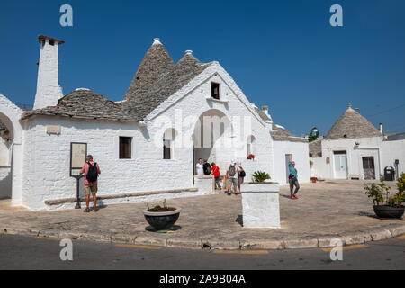 Trullo Sovrano Heritage Museum an der Piazza Sacramento in Alberobello in Apulien (Puglia), Süditalien Stockfoto