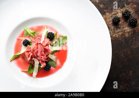 Carpaccio vom Rind, serviert auf Himbeere und Blackberry Mousse. Vorspeise Stockfoto