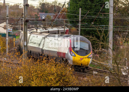 Eine Jungfrau pendolino am Bahnhof Winwick Kreuzung. Stockfoto