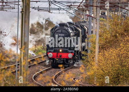 Stanier Black Five Dampflok 44871 führende Der Lancashire Füsilier durch Winwick Kreuzung auf der West Coast Main Line. Stockfoto