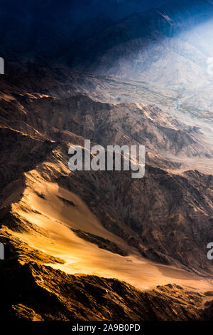 Luftaufnahme von Snow Mountain und das Licht der Sonne auf den oberen Himalaya aus dem Flugzeug Stockfoto