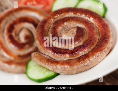 Bratwurst und Salat Nahaufnahme Stockfoto