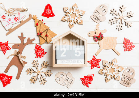 Blick von oben auf die Kalender auf Weihnachten Holz- Hintergrund. Die Zwanzig 5. Dezember. Neues Jahr Spielzeuge und Dekorationen. Urlaub Konzept. Stockfoto