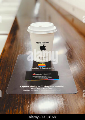 Prag, Tschechische - Januar 13, 2018: Apple Cafe im berühmten Apple Museum Stockfoto