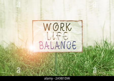 Text Zeichen zeigen, Work Life Balance. Business Foto text Aufteilung der Zeit zwischen Beruf oder Familie und Freizeit zerknittertes Papier an einem Stock befestigt und Stockfoto