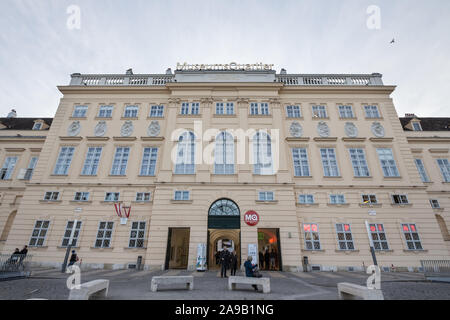 Wien, ÖSTERREICH - NOVEMBER 6, 2019: Hofstallung Fassade, der Haupteingang des Museumsquartier in Wien. Museumsquartier ist der wichtigste Bereich von Wien Stockfoto