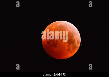 Eclipse von super Mond, Mondfinsternis, Rot supermoon, Blut Mond, rot orange Vollmond mit funkelnden Sternen, 21. Januar 2019, Deutschland. Stockfoto