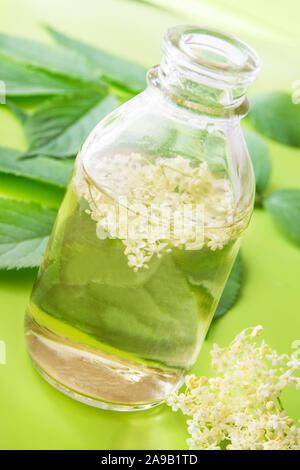 Elderflowers und Flasche und Saft Stockfoto