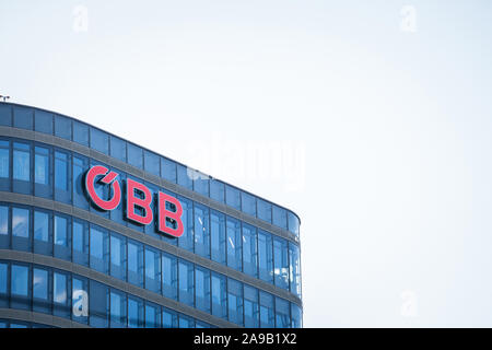 Wien, ÖSTERREICH - NOVEMBER 6, 2019: OBB Logo vor ihren Hauptsitz in Wien Hauptbahnhof Bahnhof. OeBB oder Osterreichische Bundesbahnen, Stockfoto