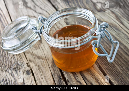 Honig und jar gegen Holz- Hintergrund Stockfoto
