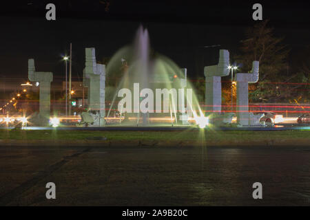 Nacht der Verkehr rund um den Springbrunnen. Maya Halbgott Kukulkan ist eine gefiederte Schlange. Dieser Brunnen in Cancun Mexiko hat 8 gefiederten Schlangen nach unten kommen. Stockfoto