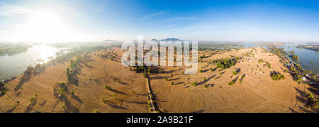 Antenne Panoramablick 4000 Inseln Mekong in Laos, Li Phi Wasserfälle, berühmten Reiseziel Backpacker in Südostasien. Geflochtene stream Muster Stockfoto