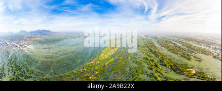 Antenne Panoramablick 4000 Inseln Mekong in Laos, Li Phi Wasserfälle, berühmten Reiseziel Backpacker in Südostasien. Geflochtene stream Muster Stockfoto