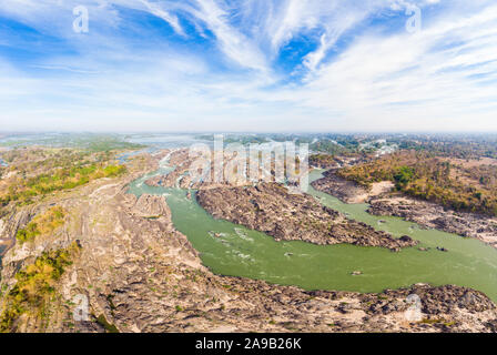Antenne Panoramablick 4000 Inseln Mekong in Laos, Li Phi Wasserfälle, berühmten Reiseziel Backpacker in Südostasien. Geflochtene stream Muster Stockfoto
