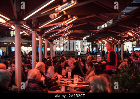 Wien, ÖSTERREICH - NOVEMBER 6, 2019: Menschenmenge auf der Terrasse eines Wien Bar Cafe sitzen, beheizt werden für den Winter mit einer elektrischen Heizung prod Stockfoto